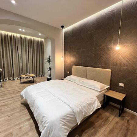 Enzo Rooms & Apartment Blloku Tirana Bagian luar foto
