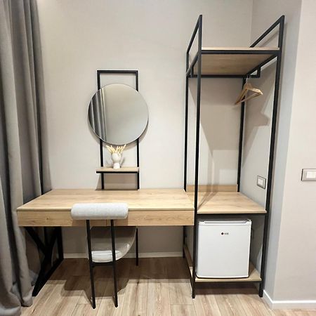 Enzo Rooms & Apartment Blloku Tirana Bagian luar foto