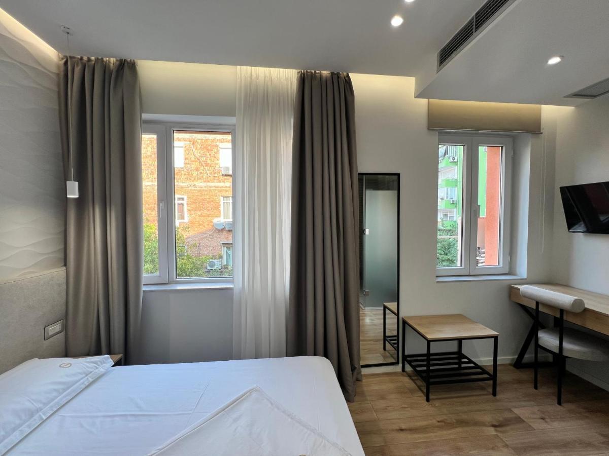 Enzo Rooms & Apartment Blloku Tirana Bagian luar foto