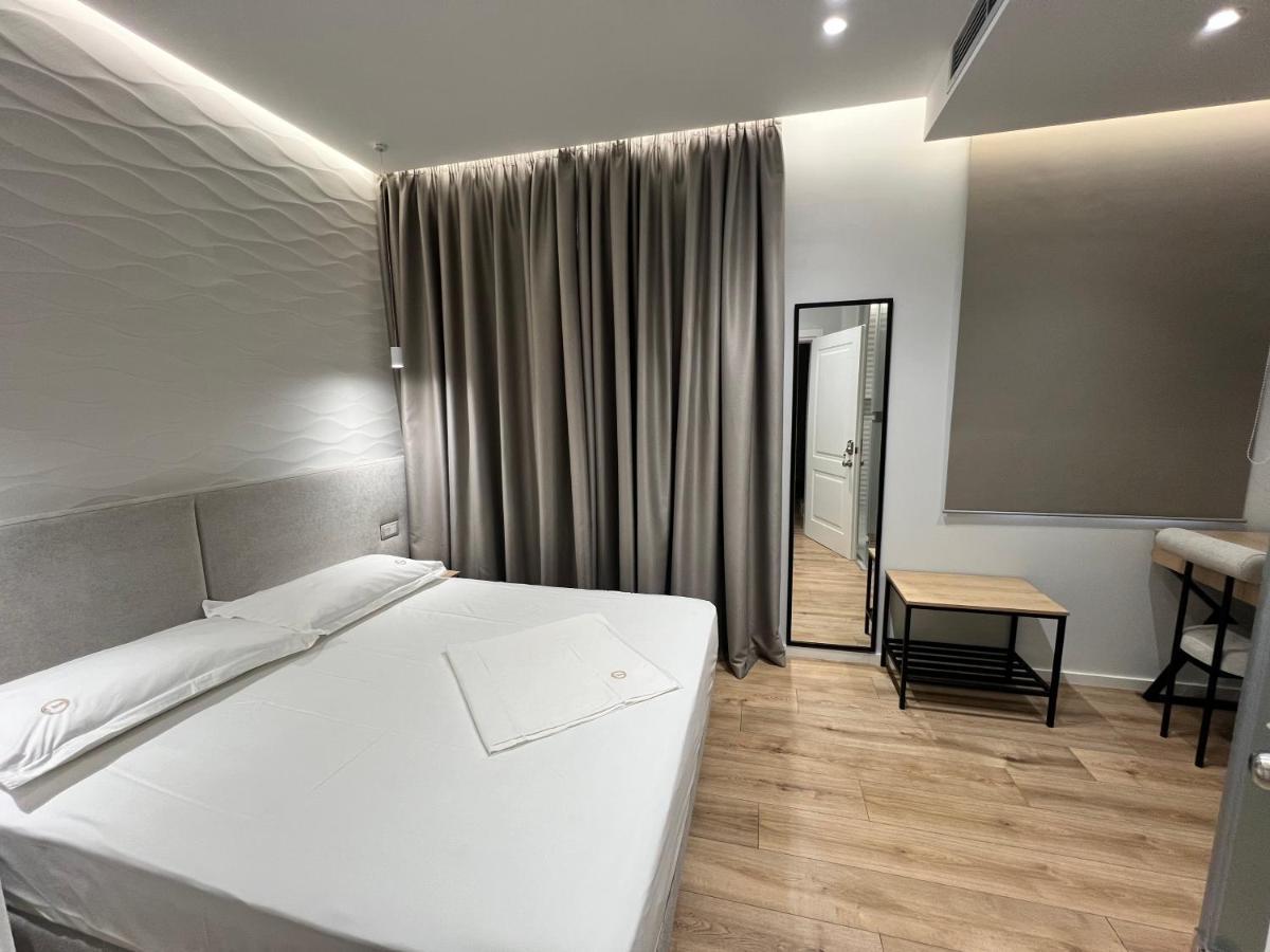 Enzo Rooms & Apartment Blloku Tirana Bagian luar foto