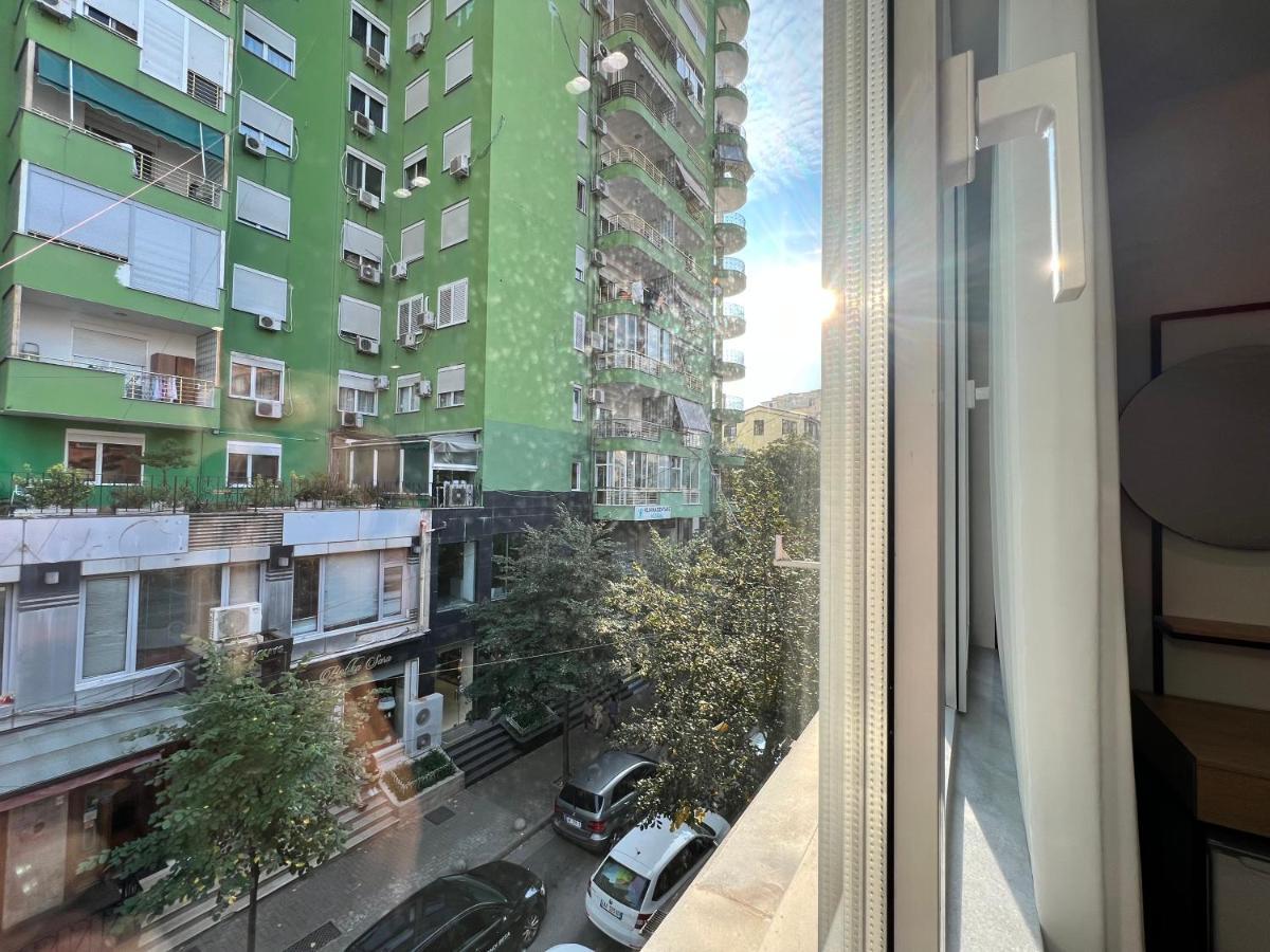 Enzo Rooms & Apartment Blloku Tirana Bagian luar foto
