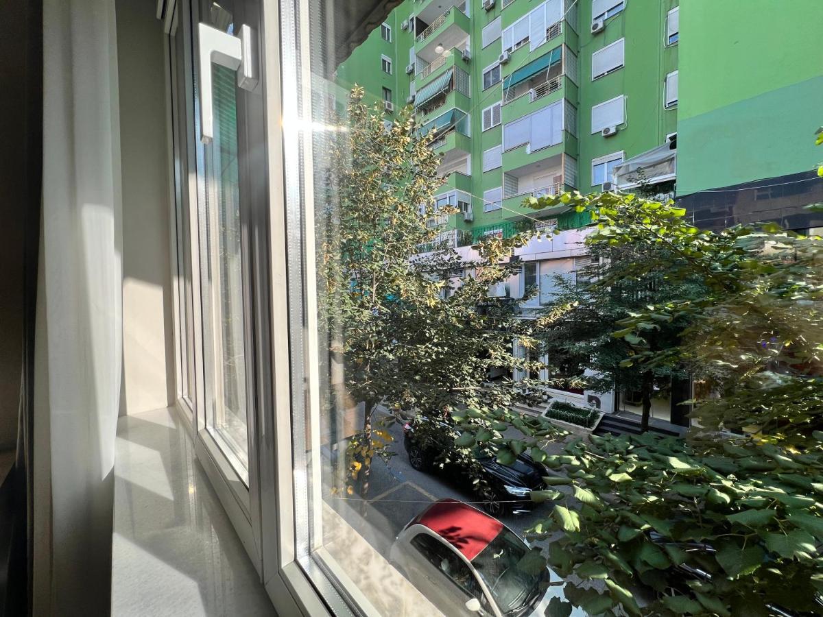 Enzo Rooms & Apartment Blloku Tirana Bagian luar foto