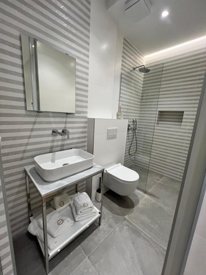 Enzo Rooms & Apartment Blloku Tirana Bagian luar foto
