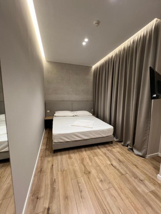 Enzo Rooms & Apartment Blloku Tirana Bagian luar foto