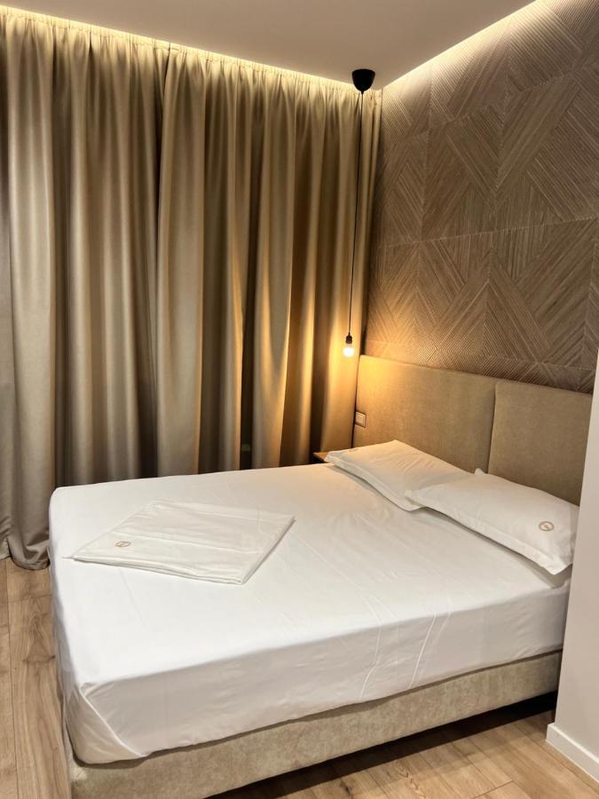 Enzo Rooms & Apartment Blloku Tirana Bagian luar foto