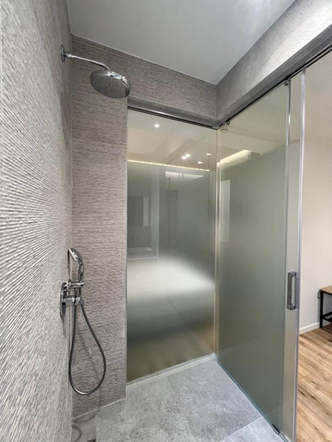 Enzo Rooms & Apartment Blloku Tirana Bagian luar foto