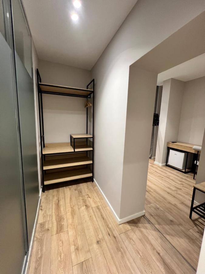 Enzo Rooms & Apartment Blloku Tirana Bagian luar foto