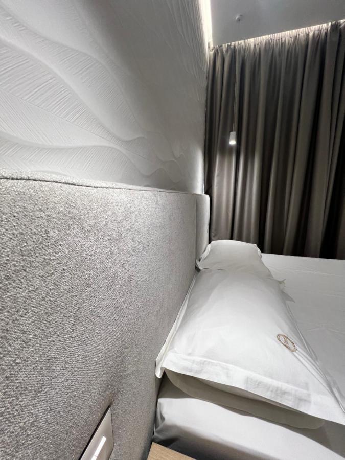 Enzo Rooms & Apartment Blloku Tirana Bagian luar foto
