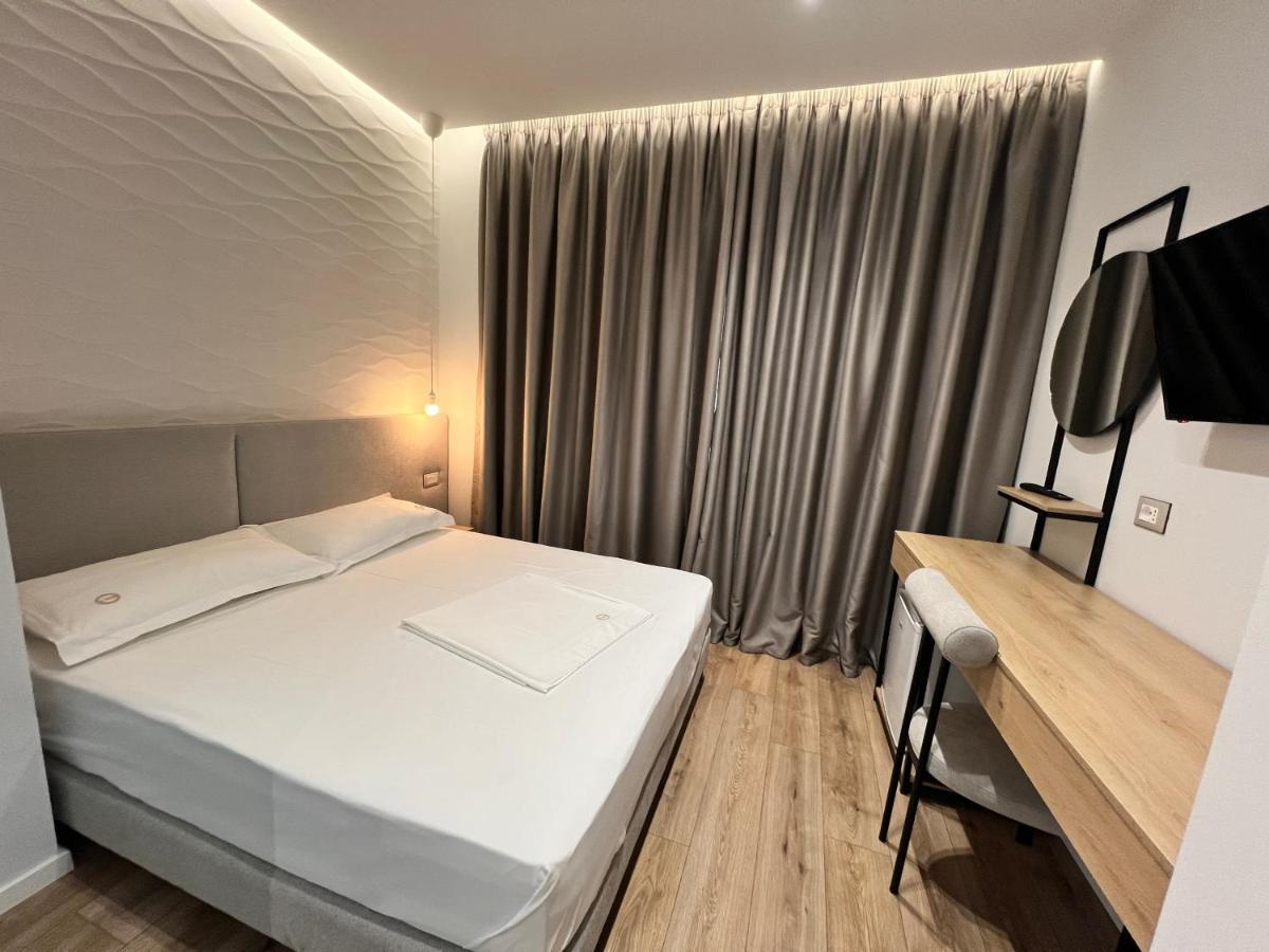 Enzo Rooms & Apartment Blloku Tirana Bagian luar foto
