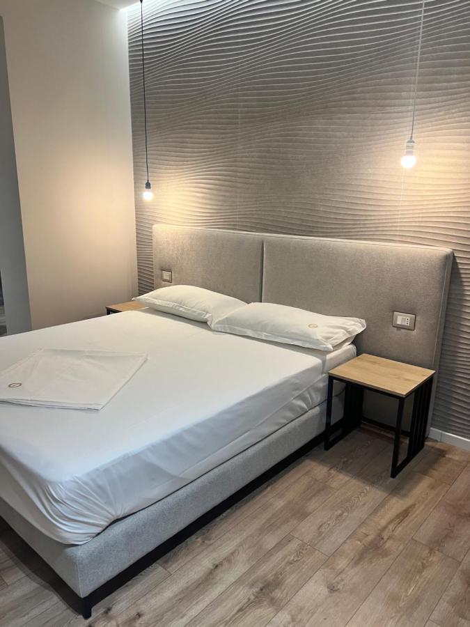 Enzo Rooms & Apartment Blloku Tirana Bagian luar foto