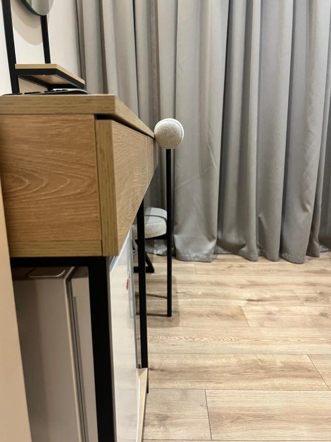 Enzo Rooms & Apartment Blloku Tirana Bagian luar foto
