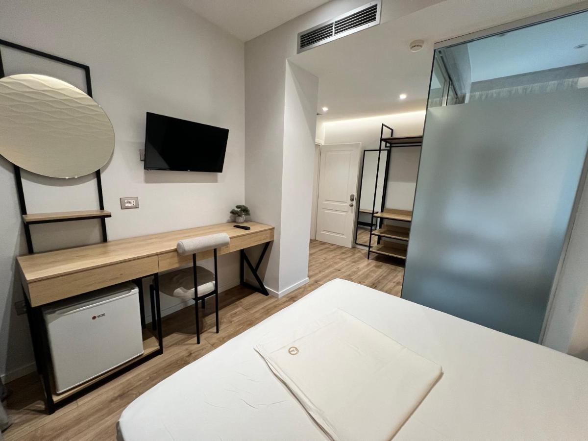 Enzo Rooms & Apartment Blloku Tirana Bagian luar foto