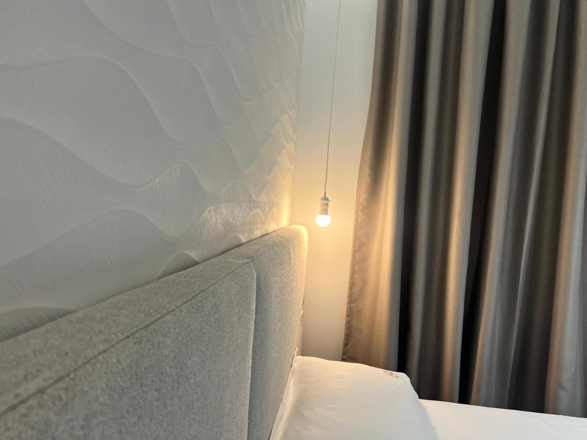 Enzo Rooms & Apartment Blloku Tirana Bagian luar foto