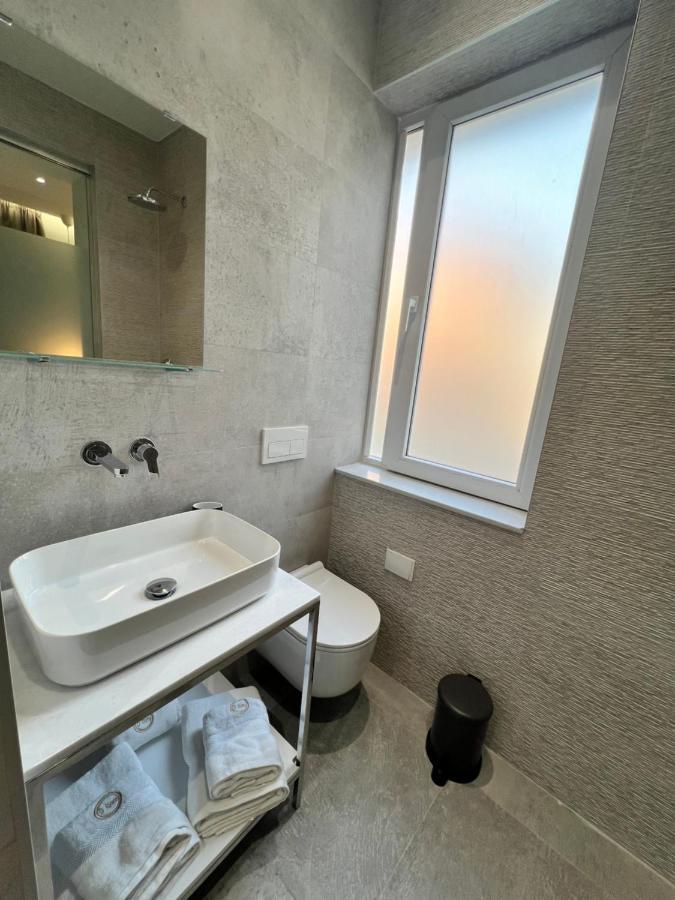 Enzo Rooms & Apartment Blloku Tirana Bagian luar foto