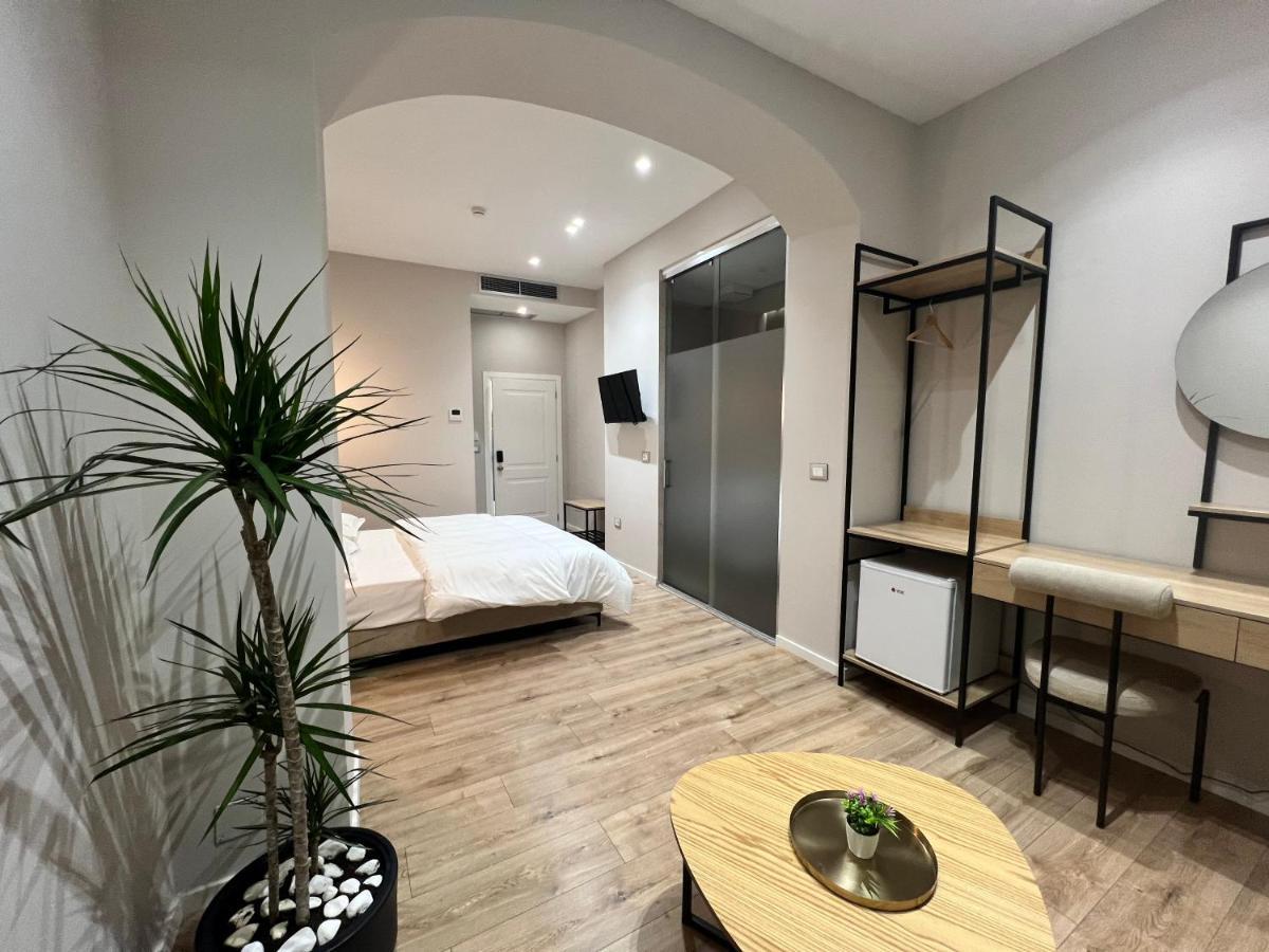 Enzo Rooms & Apartment Blloku Tirana Bagian luar foto