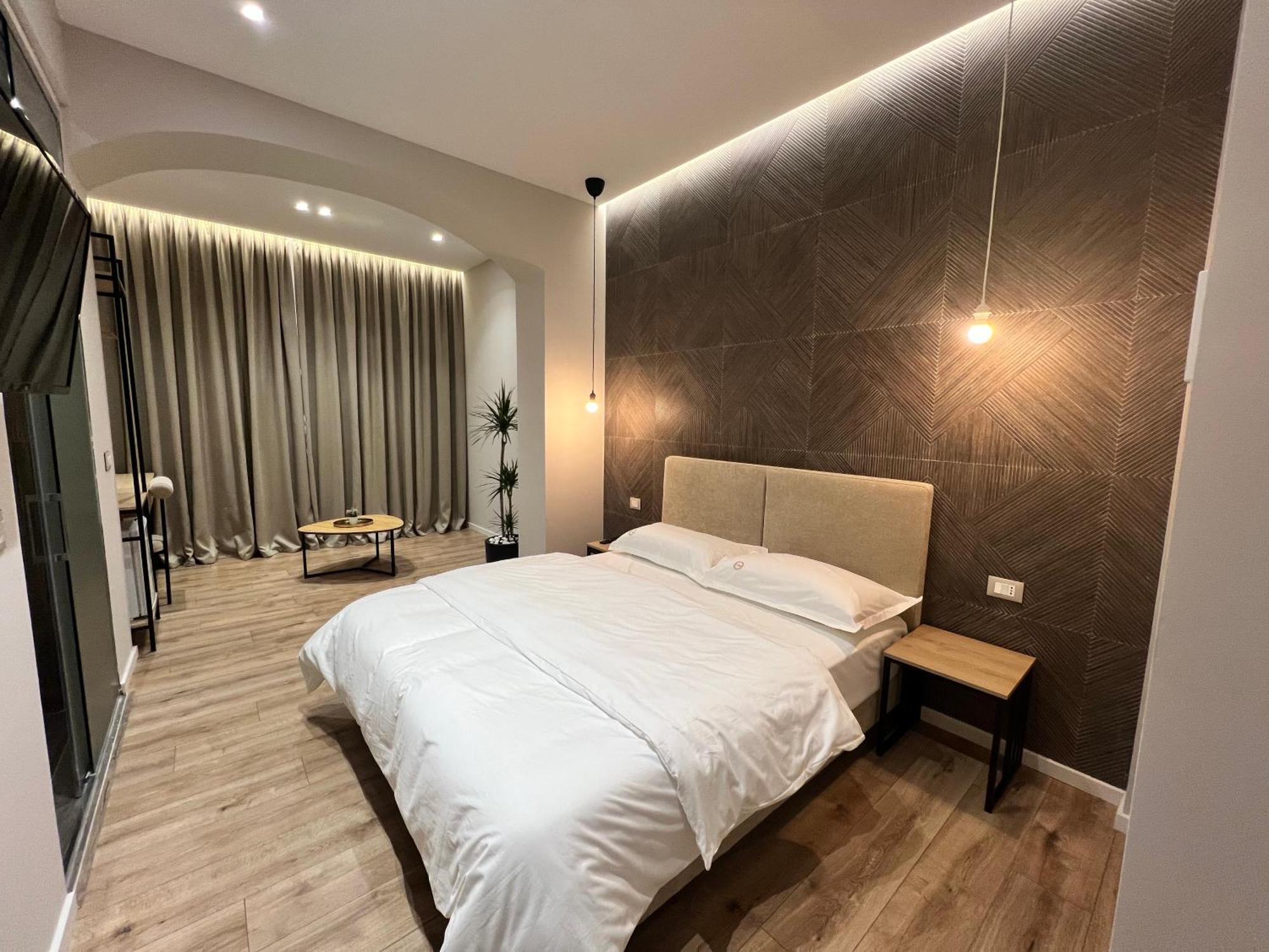Enzo Rooms & Apartment Blloku Tirana Bagian luar foto