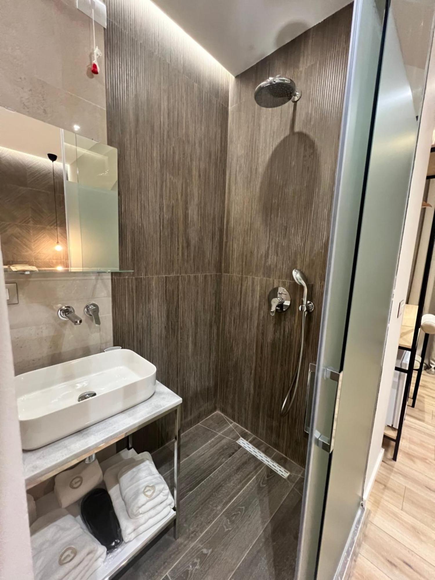 Enzo Rooms & Apartment Blloku Tirana Bagian luar foto