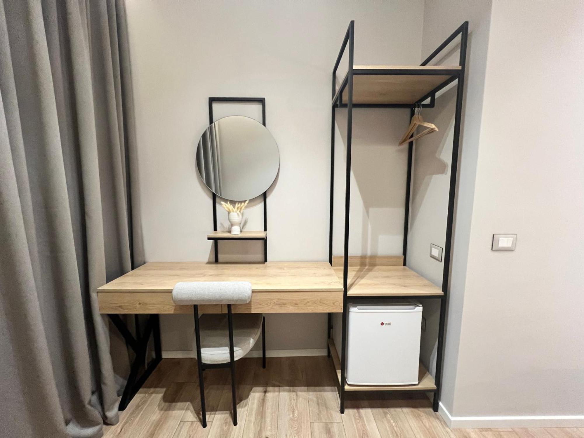Enzo Rooms & Apartment Blloku Tirana Bagian luar foto