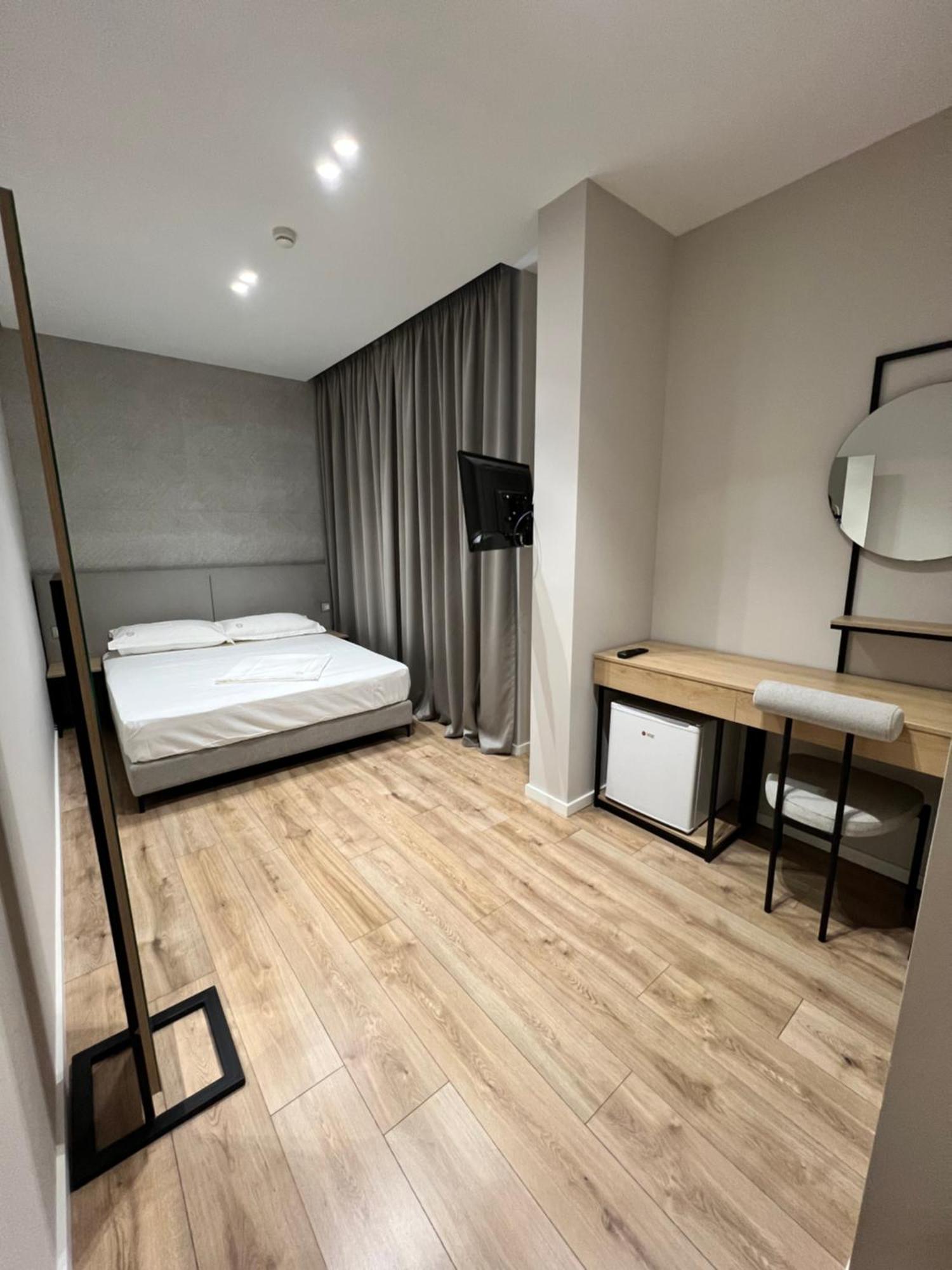 Enzo Rooms & Apartment Blloku Tirana Bagian luar foto