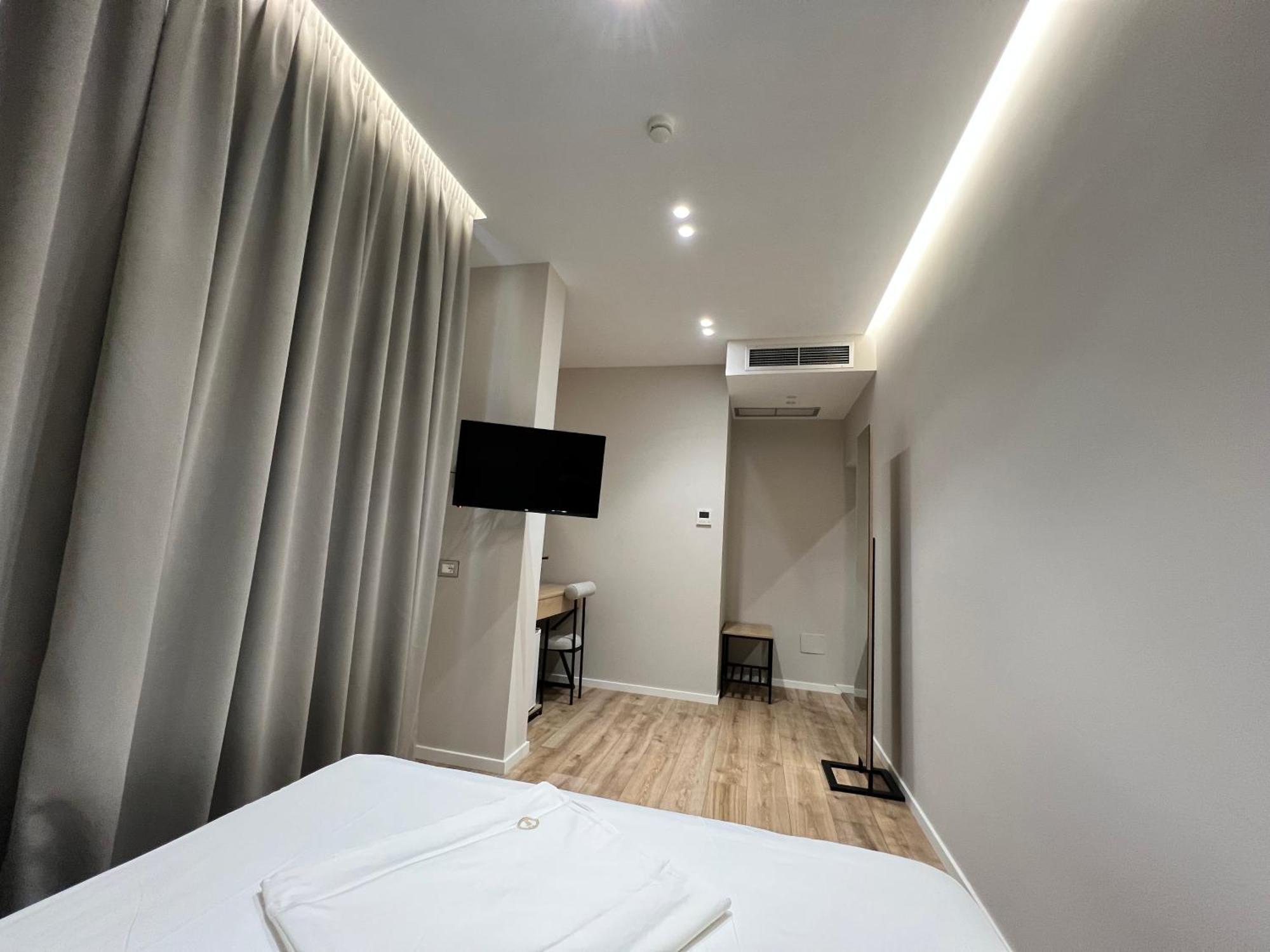 Enzo Rooms & Apartment Blloku Tirana Bagian luar foto