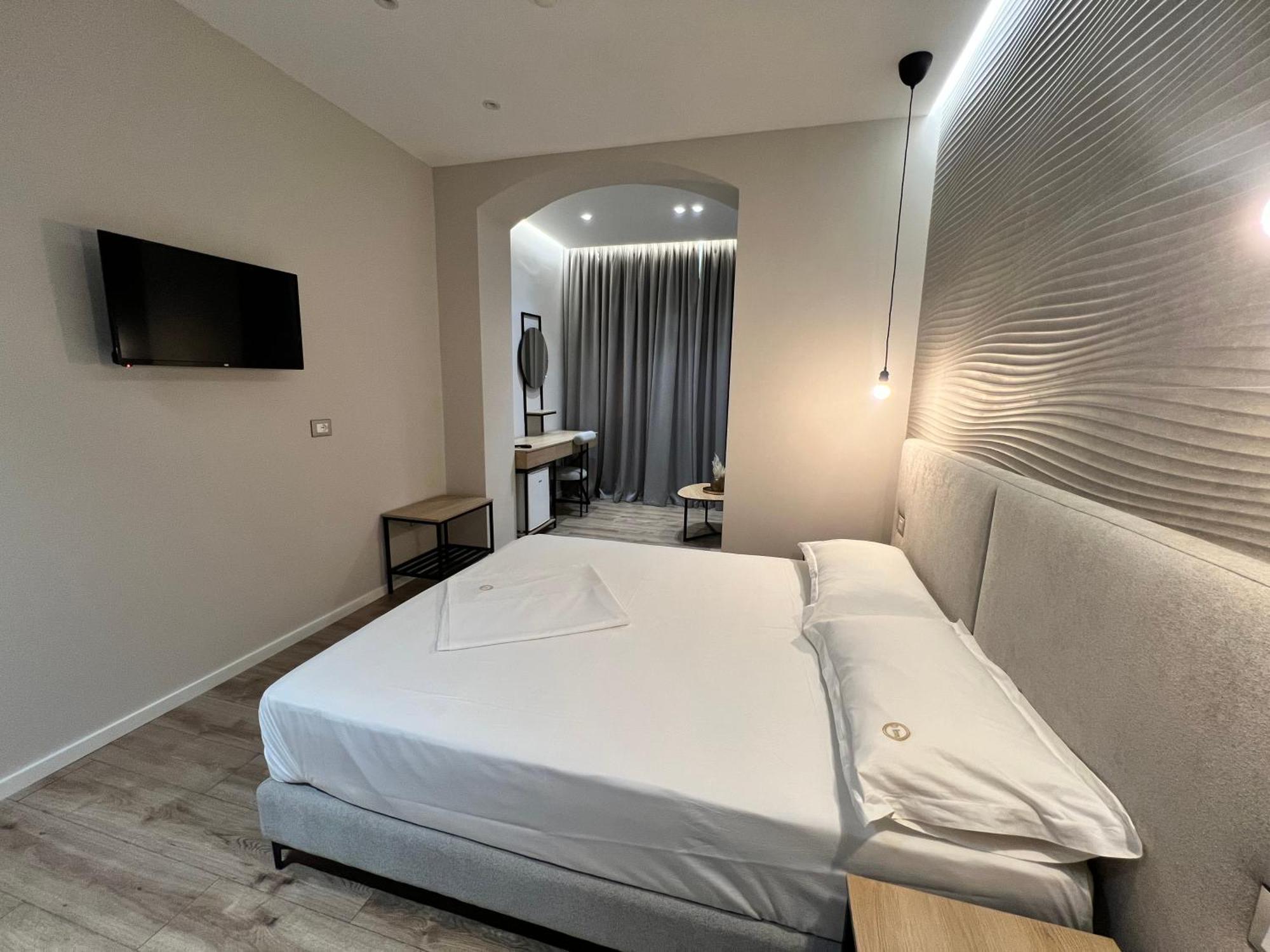 Enzo Rooms & Apartment Blloku Tirana Bagian luar foto